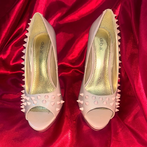 Beautiful, nude patent leather spiked platform pumps. Women’s size 8.5 US. - Picture 2 of 4